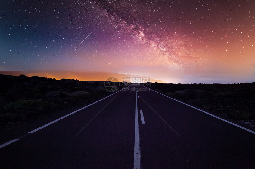 星空下的高速公路图片