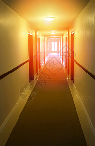 建筑行道长走廊尽头的灯光图片