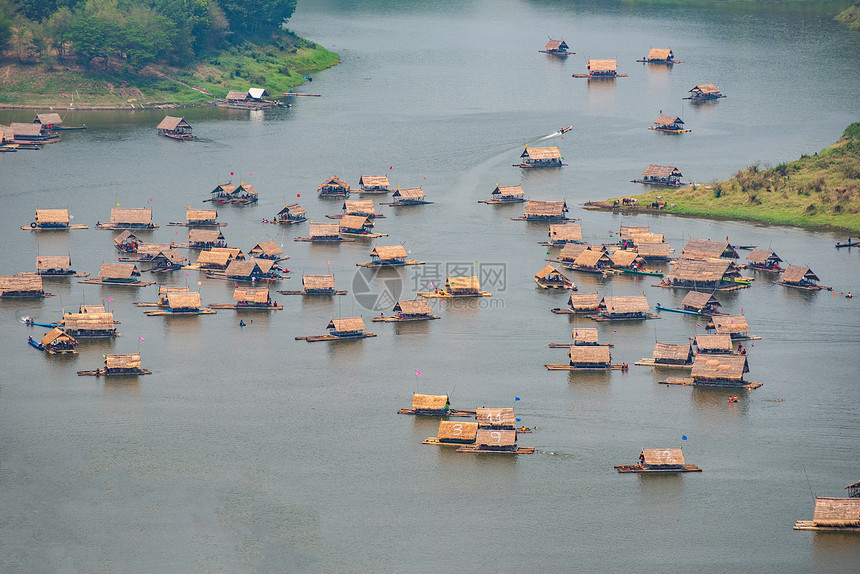 在河上漂浮的竹艇帆船时间松缓图片