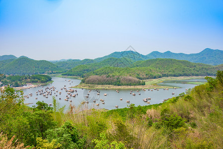 河绿色山的湖风景竹帆船漂浮在水面上看一泰国HuayKraTingLoei背景图片