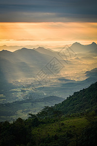 山上新一天的清晨日出月光照耀着云空的阳光惊人的美丽山脉背景图片