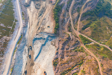 机械挖掘卡车空中观察挖掘采煤业或矿井在采石场和山丘开煤矿或含黑石工厂业自然景观背背景图片
