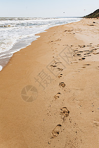海滩背景的脚印海边沙滩上人脚足迹图片