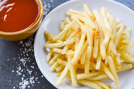 炸薯条白盘上的番茄酱和盐美味薯条用于食物或美味的意大利菜背景图片