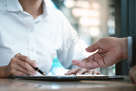法律顾问向客户提出一份与手架和法律签订的合同司法和律师概念平衡高清图片素材