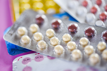 孕酮避孕措施节育控制概念以粉红背景的口服避孕药背景