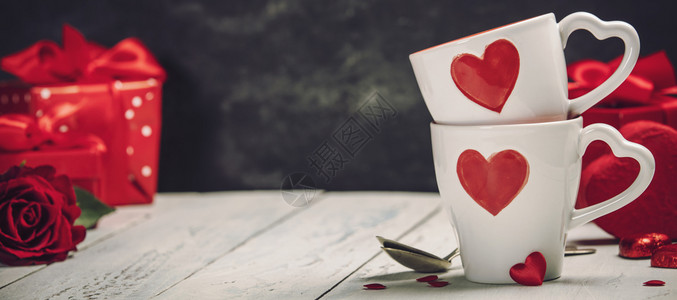 情人节日概念红杯礼物盒木本背景上的玫瑰爱或情人节概念和日概念木本背景上的杯子和玫瑰背景图片