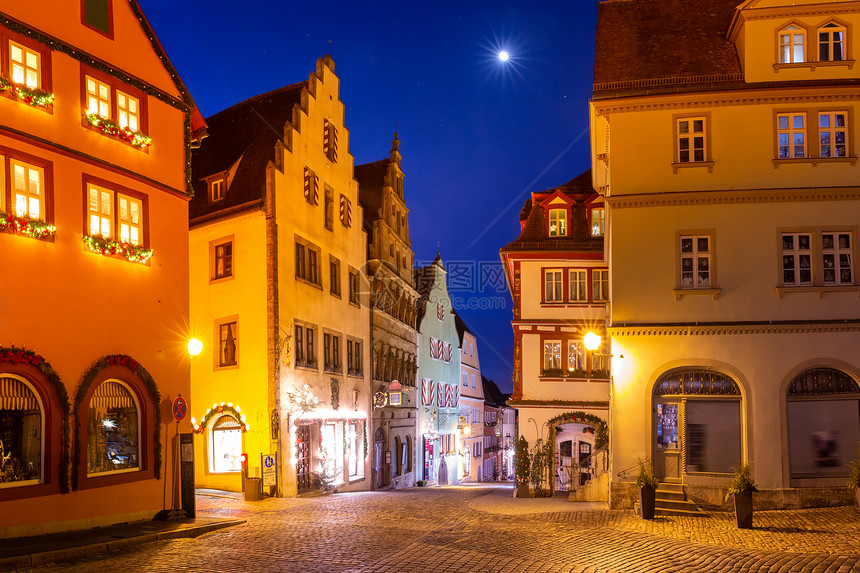 在德国南部巴伐利亚州罗德堡市的中世纪老城罗德堡陶伯市装饰和照亮圣诞广场图片