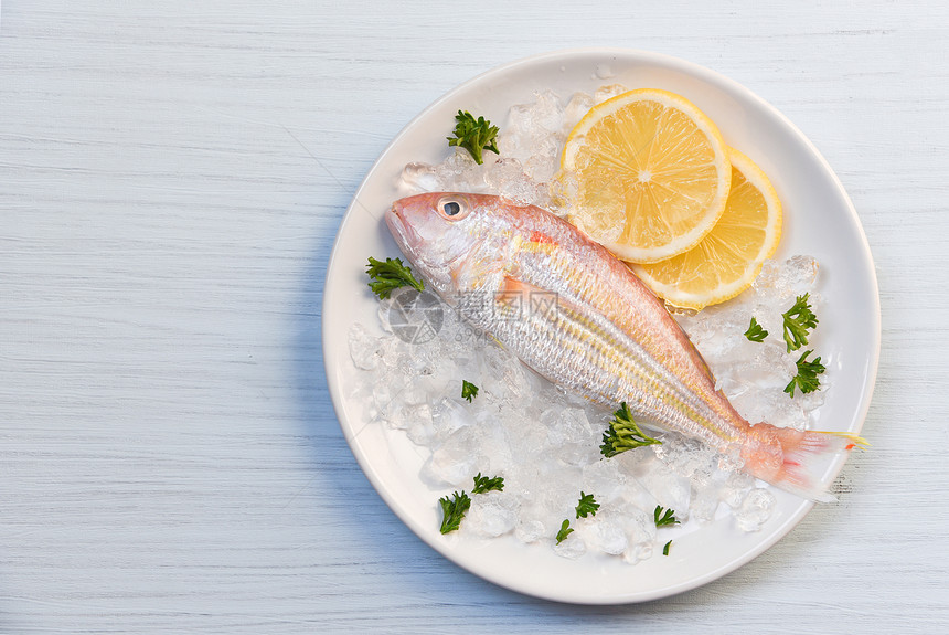 海产鱼洋面美食海鲜鱼冰柠檬面鱼白板桌底背景最佳视图图片