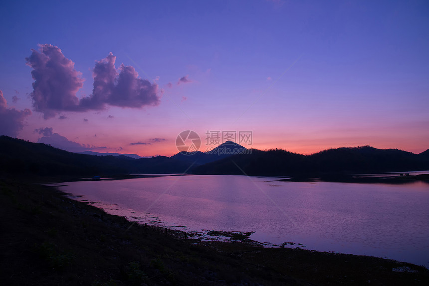 紫色彩风景湖夜晚云山地背景图片