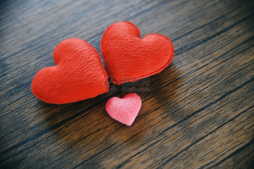 情人节爱心浪漫概念红和粉心脏装饰在木桌生锈背景上图片
