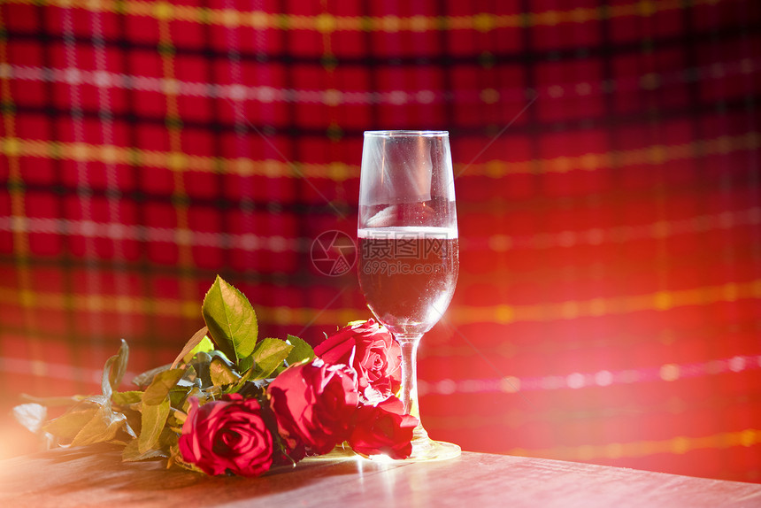 浪漫的餐桌配上香槟玻璃红酒玫瑰花图片