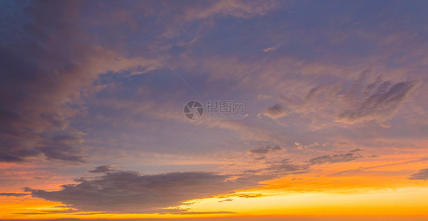 日落天空自然背景摘要戏剧蓝色和橙紫的云彩日落时间图片