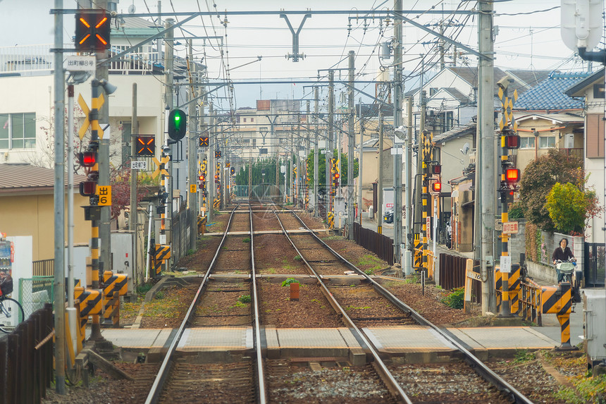 日本京都0132日本铁路当地火车通过城市运行旅游和输概念吸引游客钢铁结构工业图片