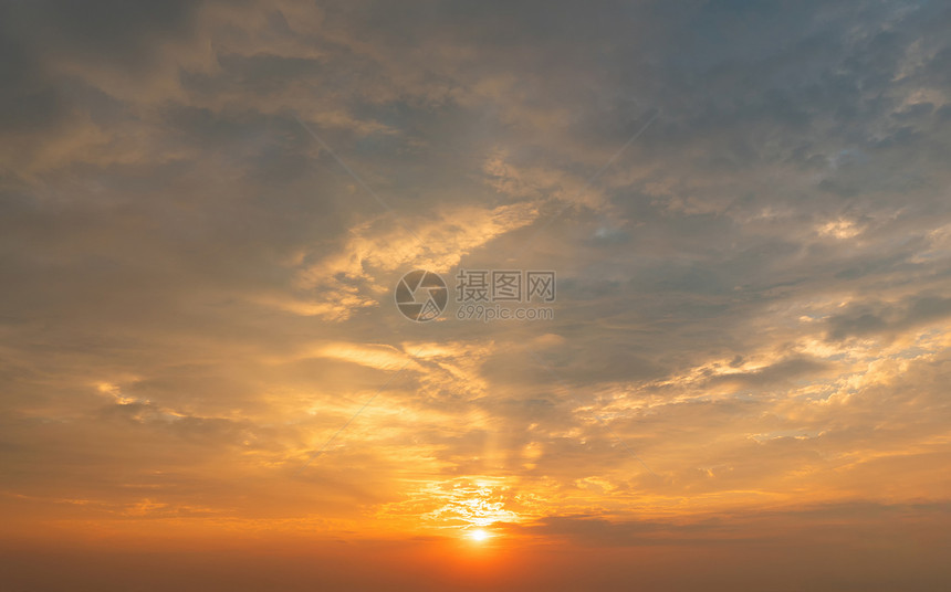 日落天空自然背景摘要戏剧蓝色和橙紫的云彩日落时间图片