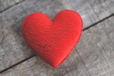 红心在旧木头上的红心为了慈善理念红心在木背景上捐赠帮助爱照顾图片