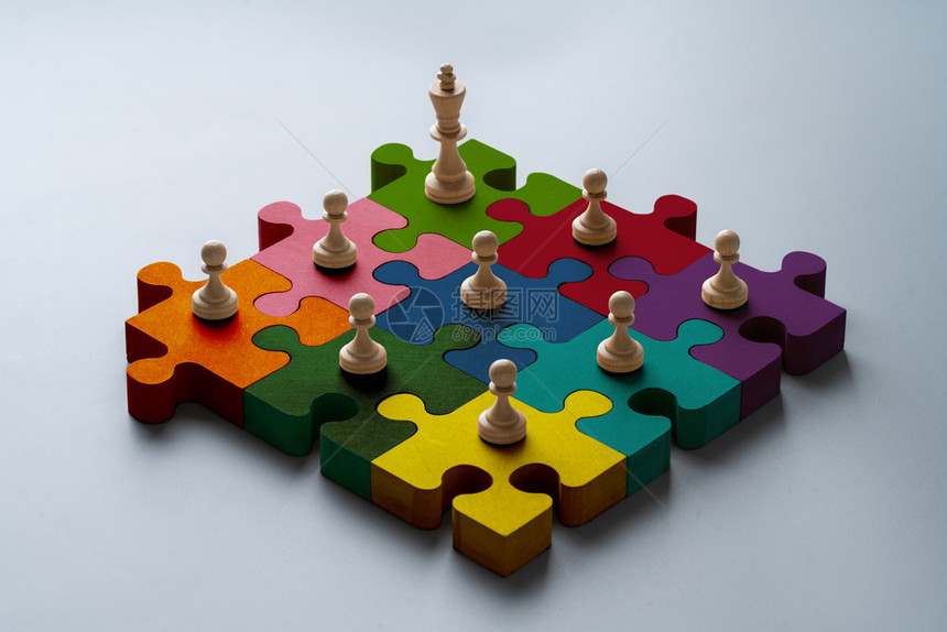 网上战略团队精神和领导才能的业务拼图概念类棋图片