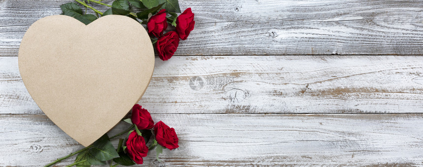 情人节快乐盛满大礼盒装有心和红玫瑰图片