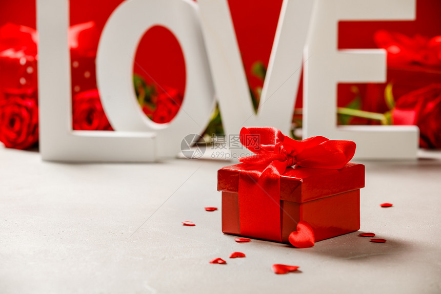 情人节日概念在生锈背景上爱木信日与爱概念图片