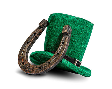 经典的绿色帽子是童话般的妖精帽子和能带来好运的金属马蹄铁圣帕特里克和尔斯柯日的符号白种背景被孤立背景图片