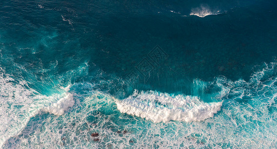 空中观望海浪的波蓝色干净的大浪海水泡沫高清图片素材