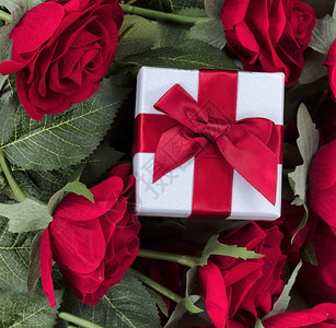 情人节的红玫瑰礼物盒图片