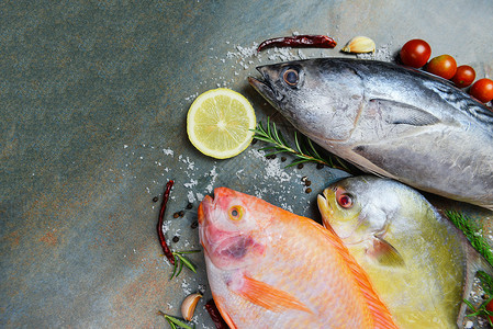 沙丁油鱼煮熟的蔬菜高清图片