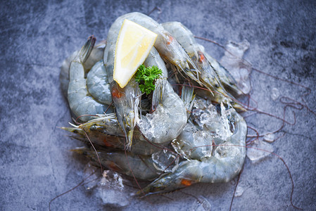 餐馆或海鲜市场产食品的新虾黑板上含有草药香料的生虾图片