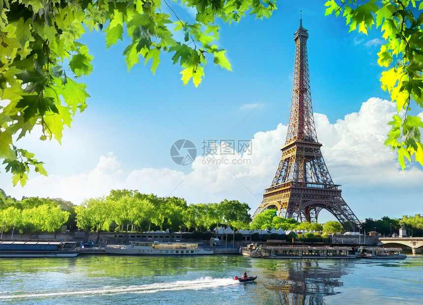 日出时在巴黎和埃菲尔铁塔一起与埃菲尔铁塔的塞纳日出时在埃菲尔铁塔的塞纳图片