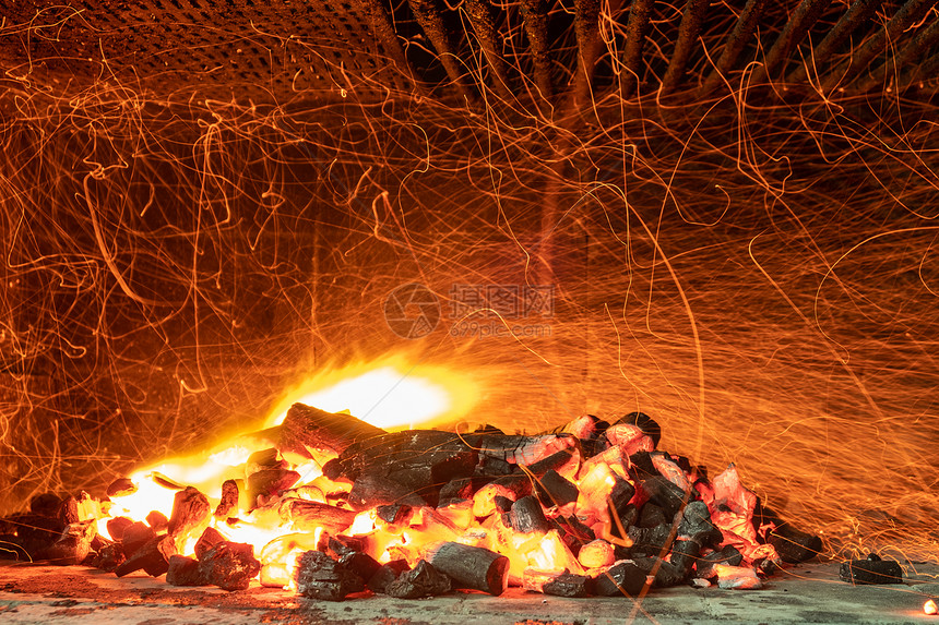 小BBQ燃烧着的木炭和火花图片