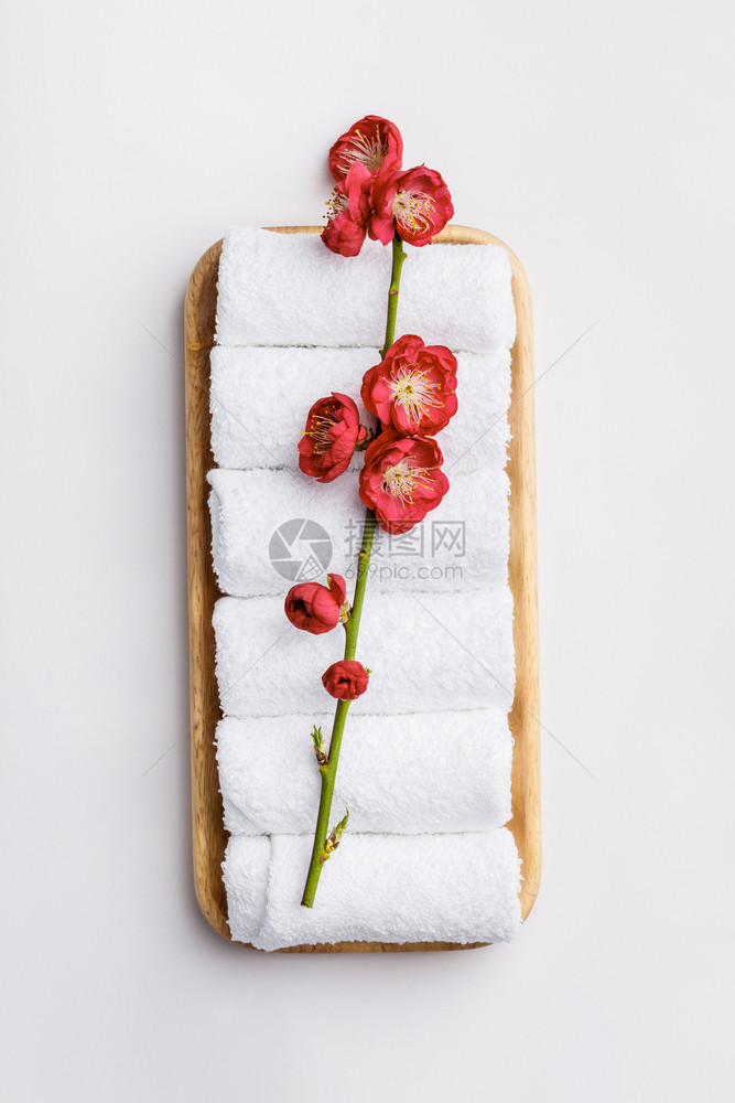 斯帕治疗概念用毛巾和白底春花平整的地成像白底鲜花图片