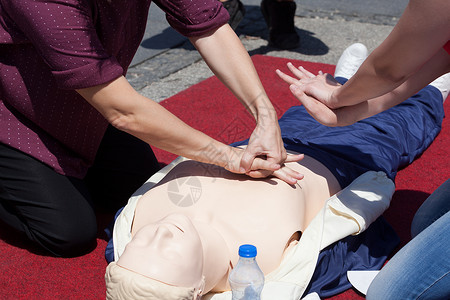 CPR心肺复苏和急救班图片
