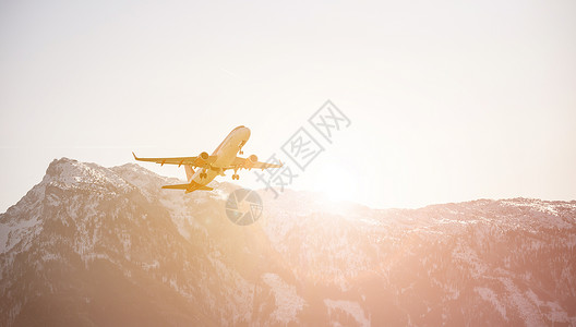 飞机正在大山前起飞图片
