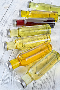 将植物油放在瓶子里黄色的高清图片素材