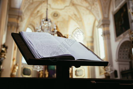在教堂里紧贴圣经或祈祷书图片素材
