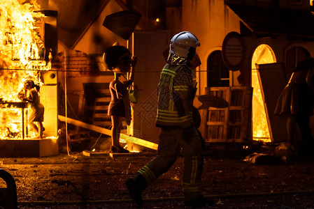 尺子战士号消防员和他的护服负责控制巴伦西亚节日法拉号的燃烧背景