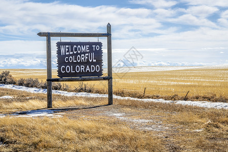 欢迎来到多彩的科罗拉路边木牌站与科罗拉多州的犹他交界处四角区的冬季风景背景图片