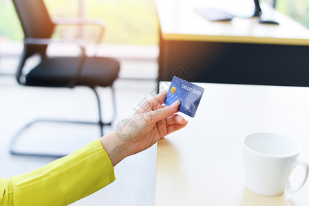 在办公室线购物中用信卡技术电子钱包概念付费的商业妇女图片