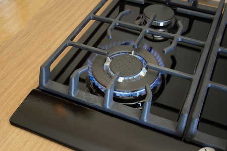 厨房的黑煤气锅上烧烤机特制成分背景图片