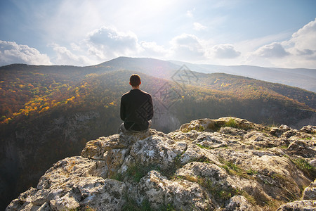 一个人坐在悬崖上概念场景山地自然边缘的构成冒险高清图片素材