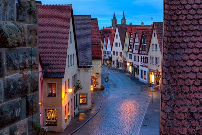 德国南部巴伐利亚州罗德堡陶伯市中世纪老城RodenburgoderTauber德国南部罗堡陶伯市屋顶和高楼城墙的夜间空中观察图片
