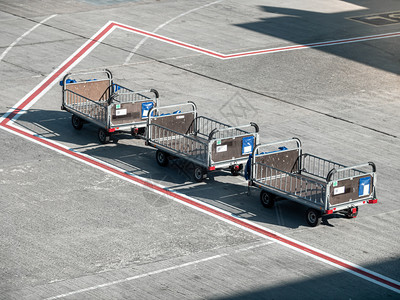 三辆用于装飞机行李袋装的古德服务空车图片