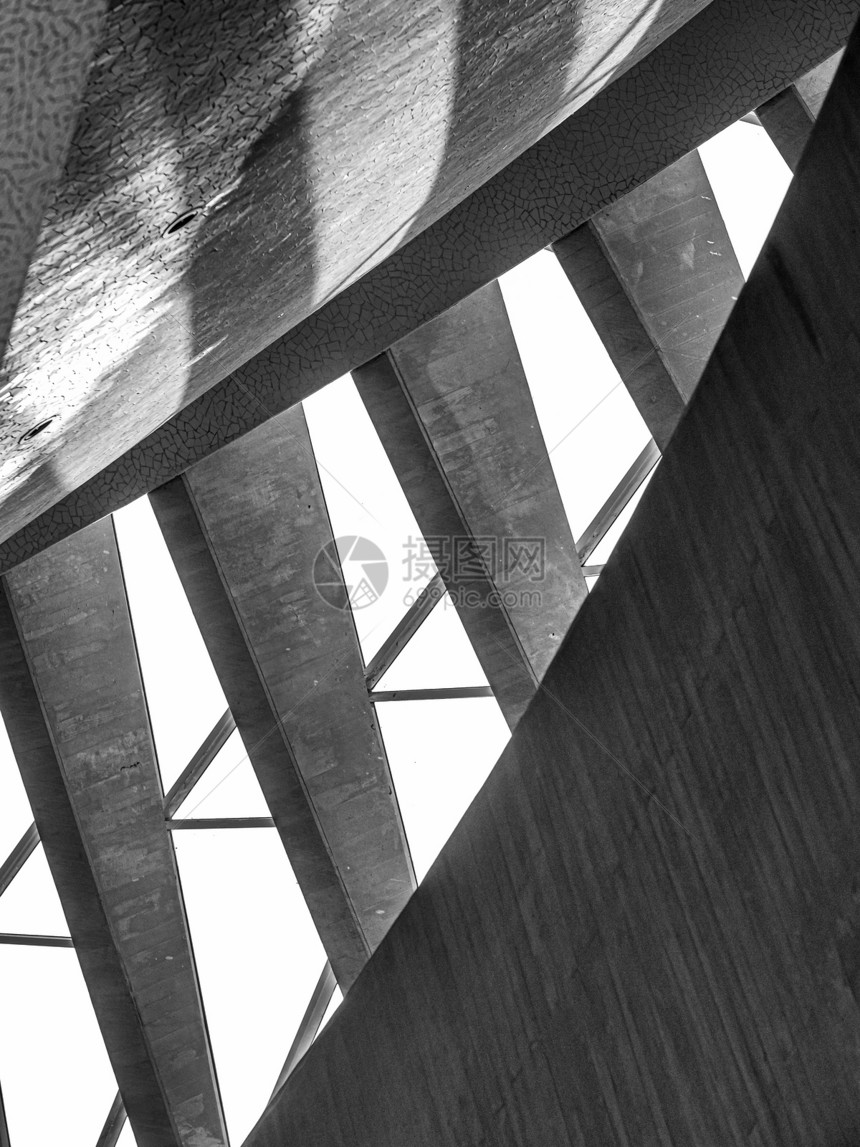 现代建筑中混凝土和马尾楼梯的黑色和白抽象闭合照片现代建筑中混凝土和马尾楼梯的黑白抽象闭合图像图片