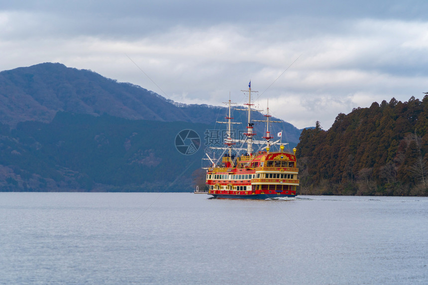 Hakone海盗船或HakoneJinjaHeiwa没有托里湖在日本城市Kanagawa的Hakone老城建筑景观背图片