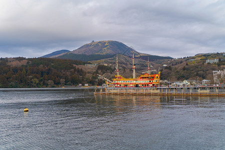 Hakone海盗船或HakoneJinjaHeiwa没有托里湖在日本城市Kanagawa的Hakone老城建筑景观背背景图片