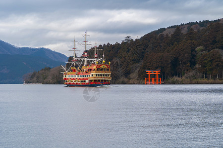 Hakone海盗船或HakoneJinjaHeiwa没有托里湖在日本城市Kanagawa的Hakone老城建筑景观背背景图片