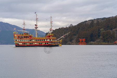 Hakone海盗船或HakoneJinjaHeiwa没有托里湖在日本城市Kanagawa的Hakone老城建筑景观背背景图片