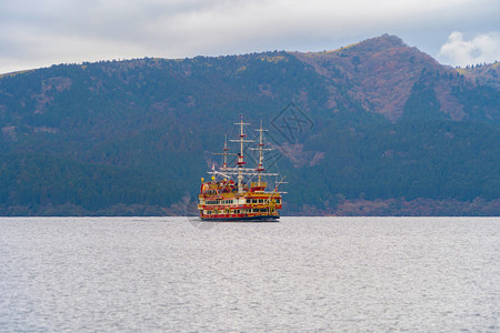 Hakone海盗船或HakoneJinjaHeiwa没有托里湖在日本城市Kanagawa的Hakone老城建筑景观背背景图片