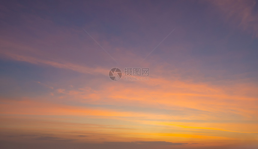 日落天空自然背景摘要戏剧蓝色和橙紫的云彩日落时间图片