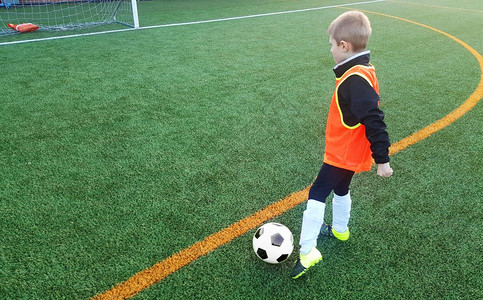 足球比赛中男孩的体育服装足球比赛儿童训练足球和设备乐趣高清图片素材